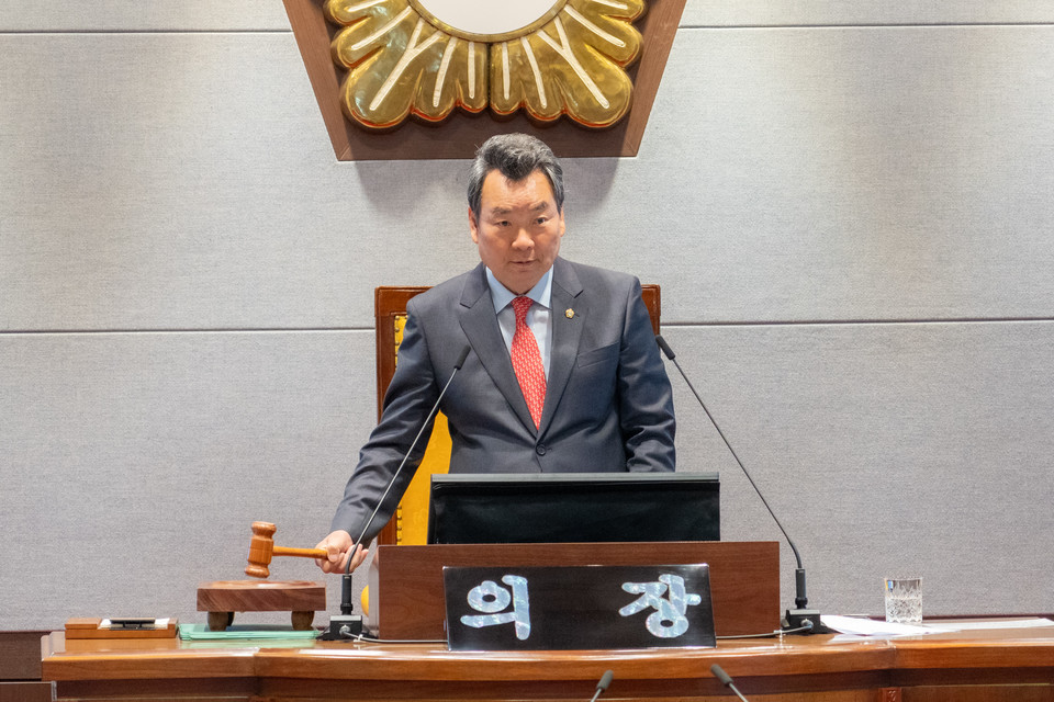 회의를 진행 중인 김형대 의장 