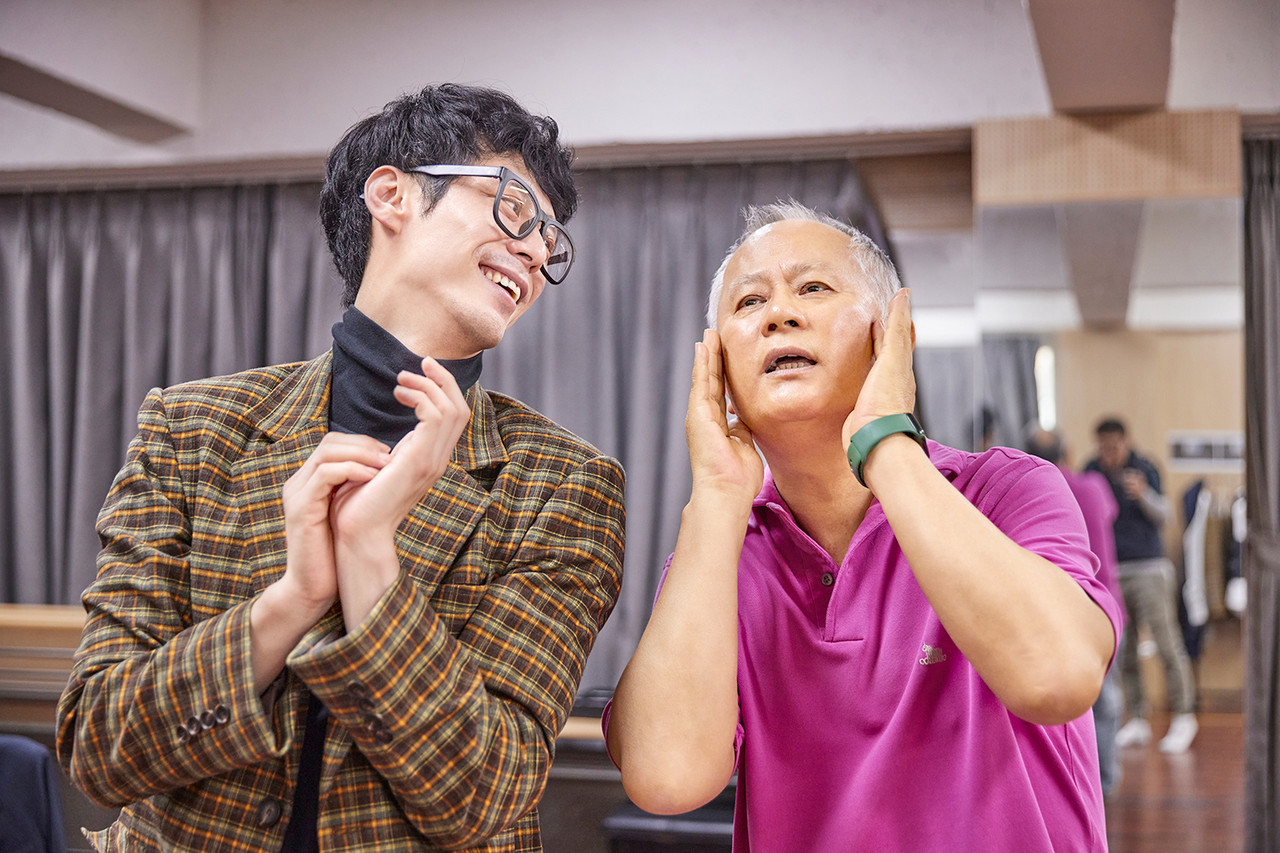 ▲ 극중극 햄릿과 줄리엣을 연기 중인 작가(주민진)와 검열관(송승환)