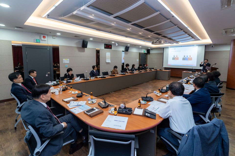 강남구의회 의원들이 부패방지 교육을 듣고 있다.