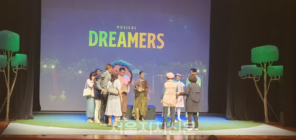 관객이 참여하는 터치투어