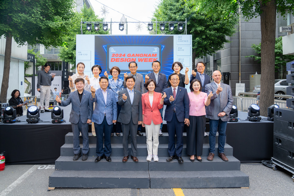 지난 25일 신사동 가로수길에서 진행된 ‘2024 강남 디자인위크’ 개막식에 참석한 강남구의회 의원들, 앞줄 가운데 서명옥 국민의힘 강남갑 당선인