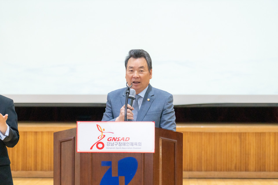 28일 ‘제1회 강남구청장배 어울림 한궁대회’에서 김형대 의장이 축사를 하고 있다.