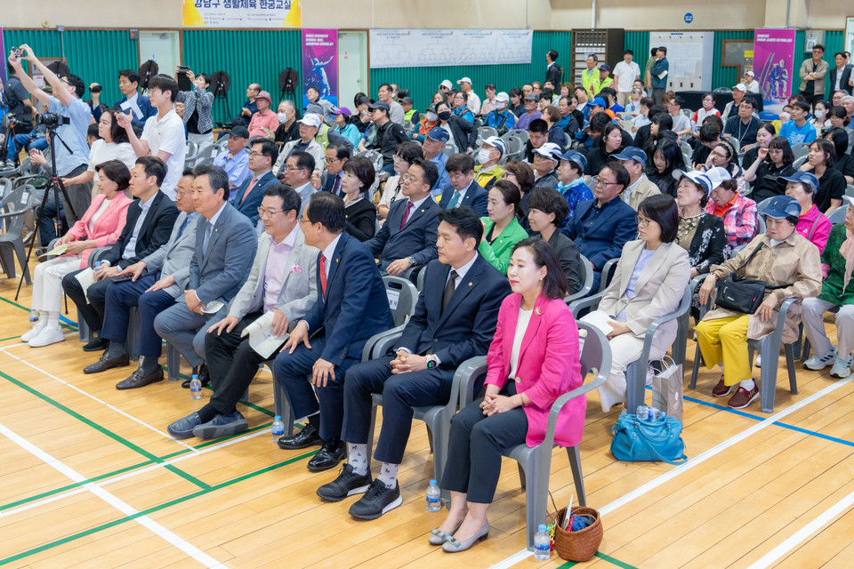 행사에 참석한 강남구의회 의원들(첫 번째 줄 우측에서 5번째 김형대 의장, 두 번째 줄 우측에서 7번째 한윤수 운영위원장, 6번째 복진경 행정재경위원장)