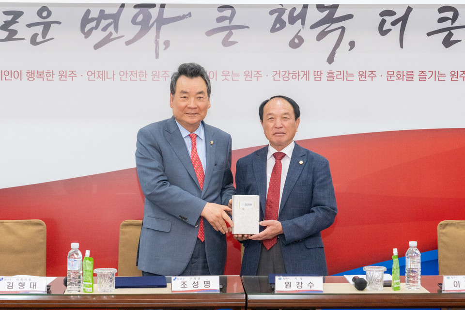 지난 30일 강남구의회 김형대 의장과 원주시의회 이재용 의장이 친선결연을 위한 체결식에서 기념품을 주고 받고 있다.(좌측 김형대 의장, 우측 이재용 의장 )