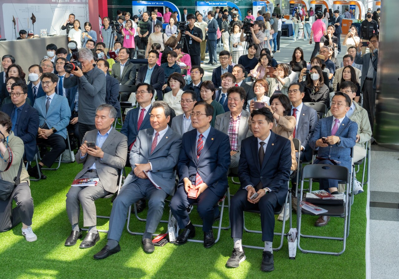 ▲ 행사에 참석한 강남구의회 의원들(첫 번째 줄 좌측에서 2번째 김형대 의장, 두 번째 줄 좌측에서 1번째 한윤수 운영위원장, 2번째 복진경 행정재경위원장
