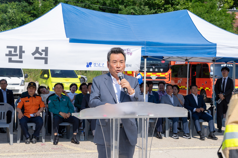 지난 5월 31일 탄천공영주차장에서 실시된 ‘2024 안전한국훈련’에서 김형대 의장이 훈련 참가자들에게 격려의 말을 하고 있다.