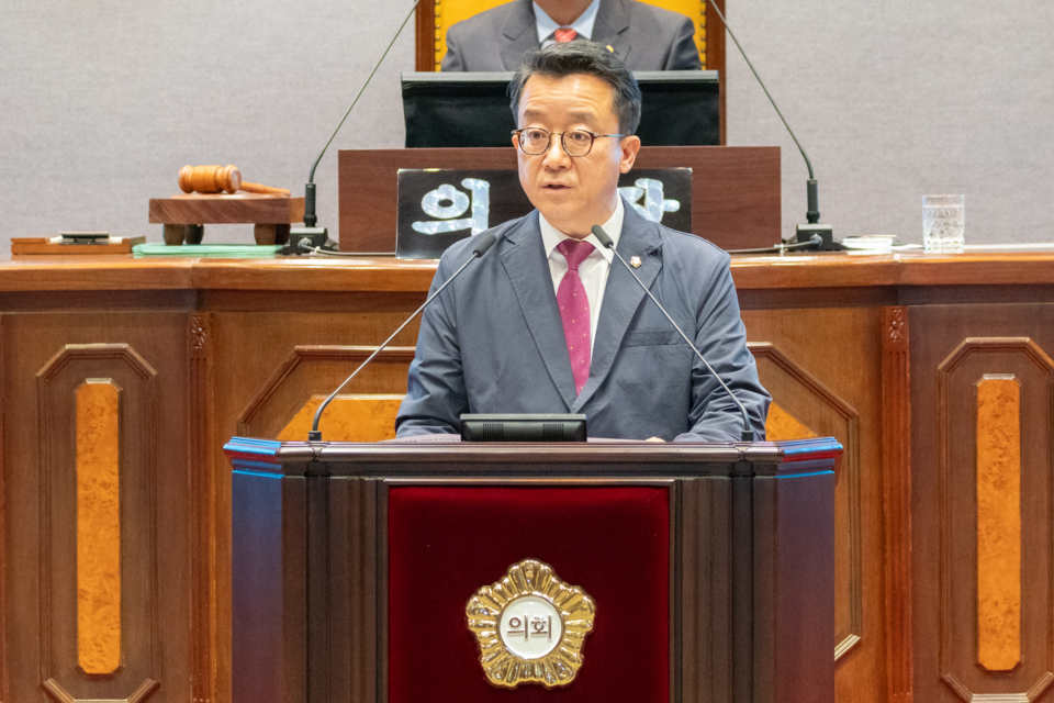 강남구의회 윤석민 의원이 제319회 제1차 정례회에서 5분 발언을 하고 있다.