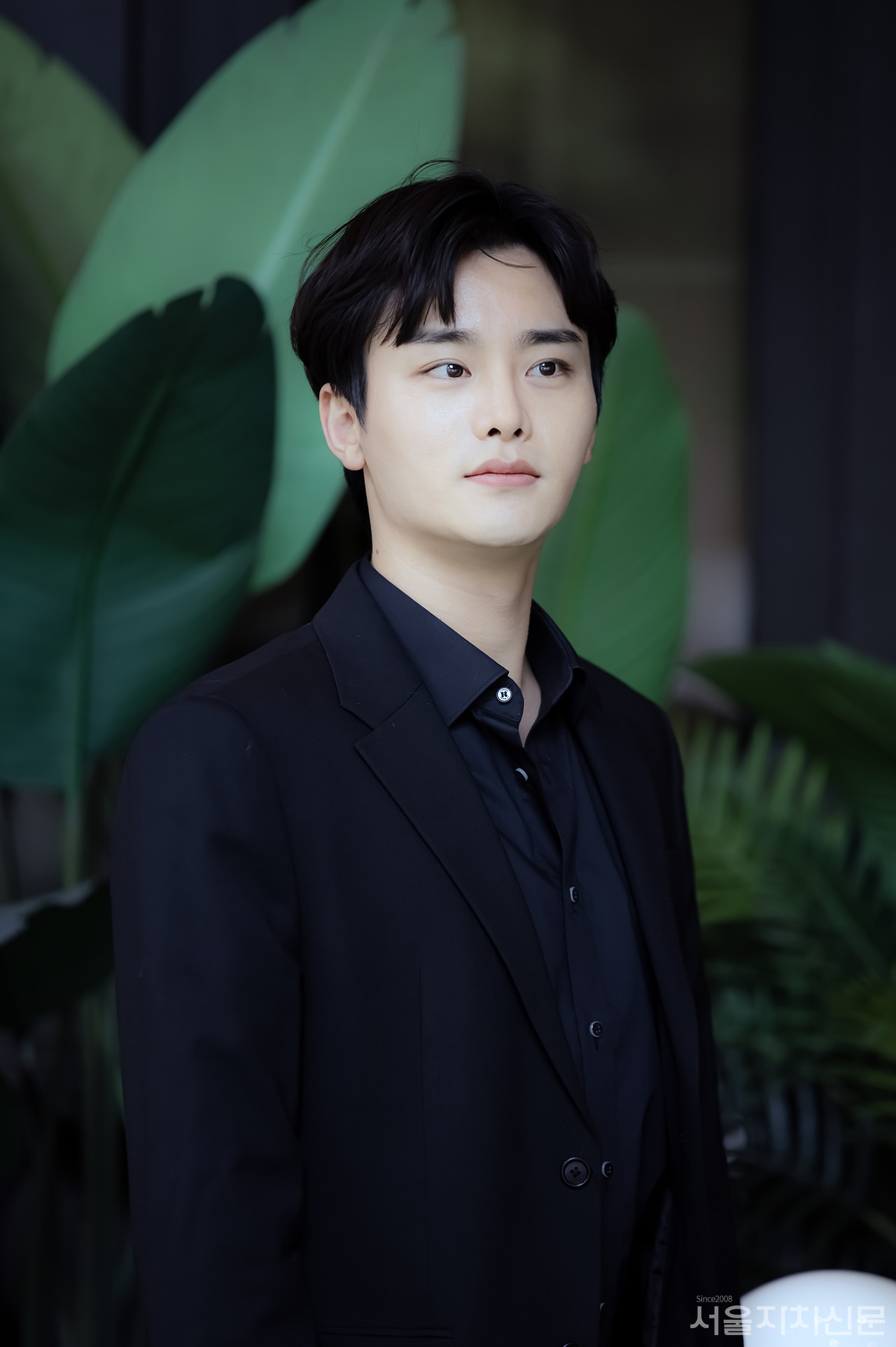 ▲ 배우 최정우가 인터뷰에 앞서 포즈를 취하고 있다. ㅣ사진 ⓒ 김수현 기자