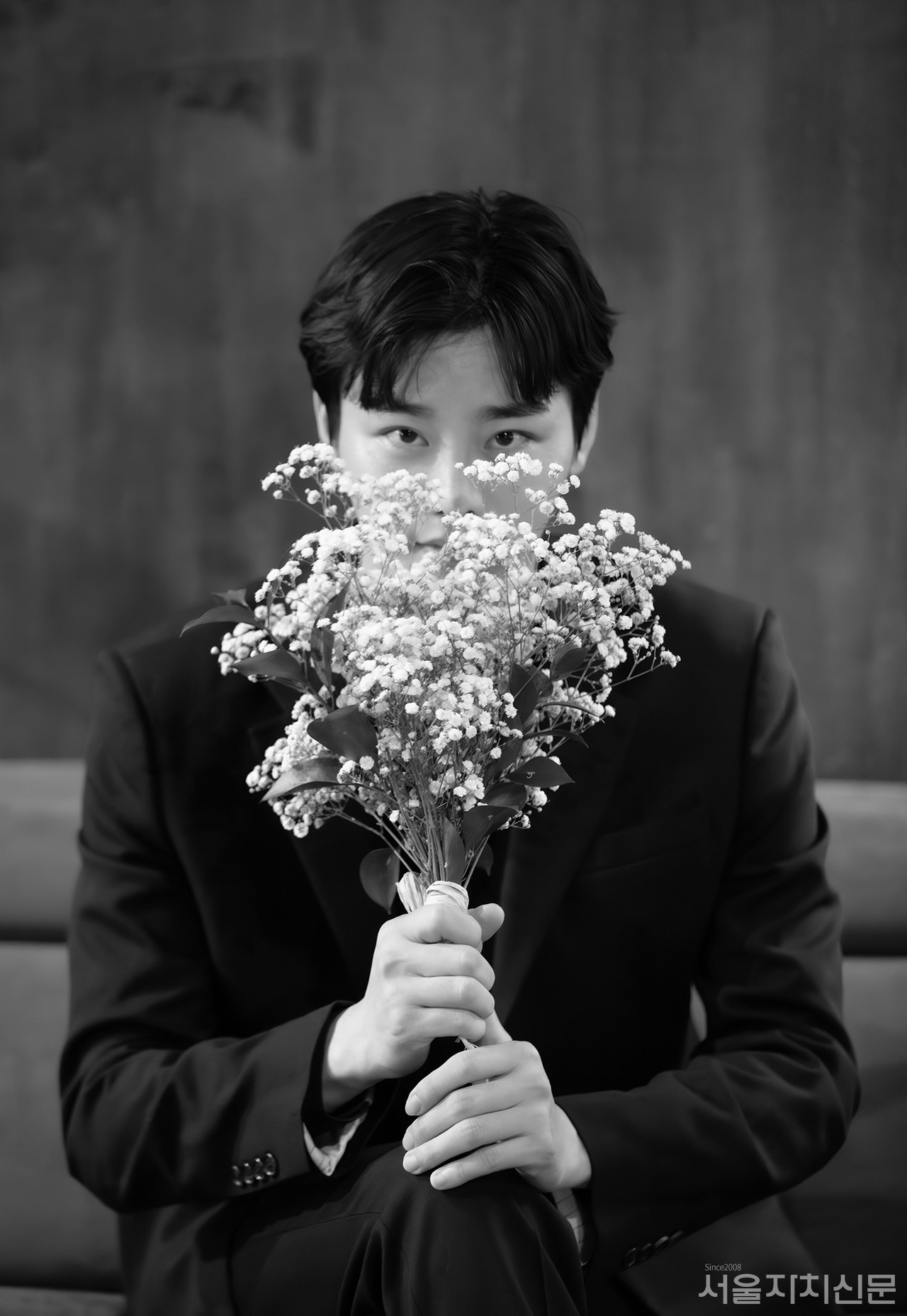 ▲ 배우 최정우가 인터뷰에 앞서 포즈를 취하고 있다. ㅣ사진 ⓒ 김수현 기자