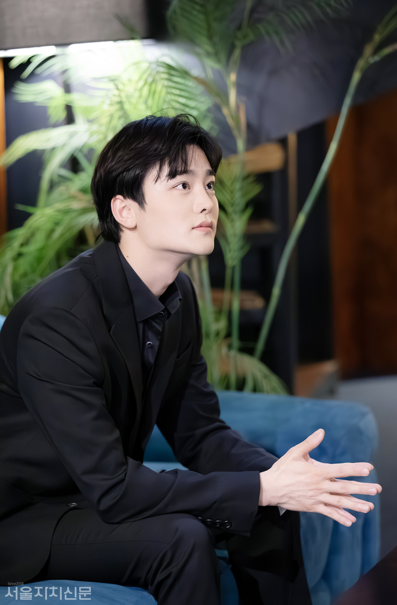 ▲ 배우 최정우가 인터뷰에 앞서 포즈를 취하고 있다. ㅣ사진 ⓒ 김수현 기자