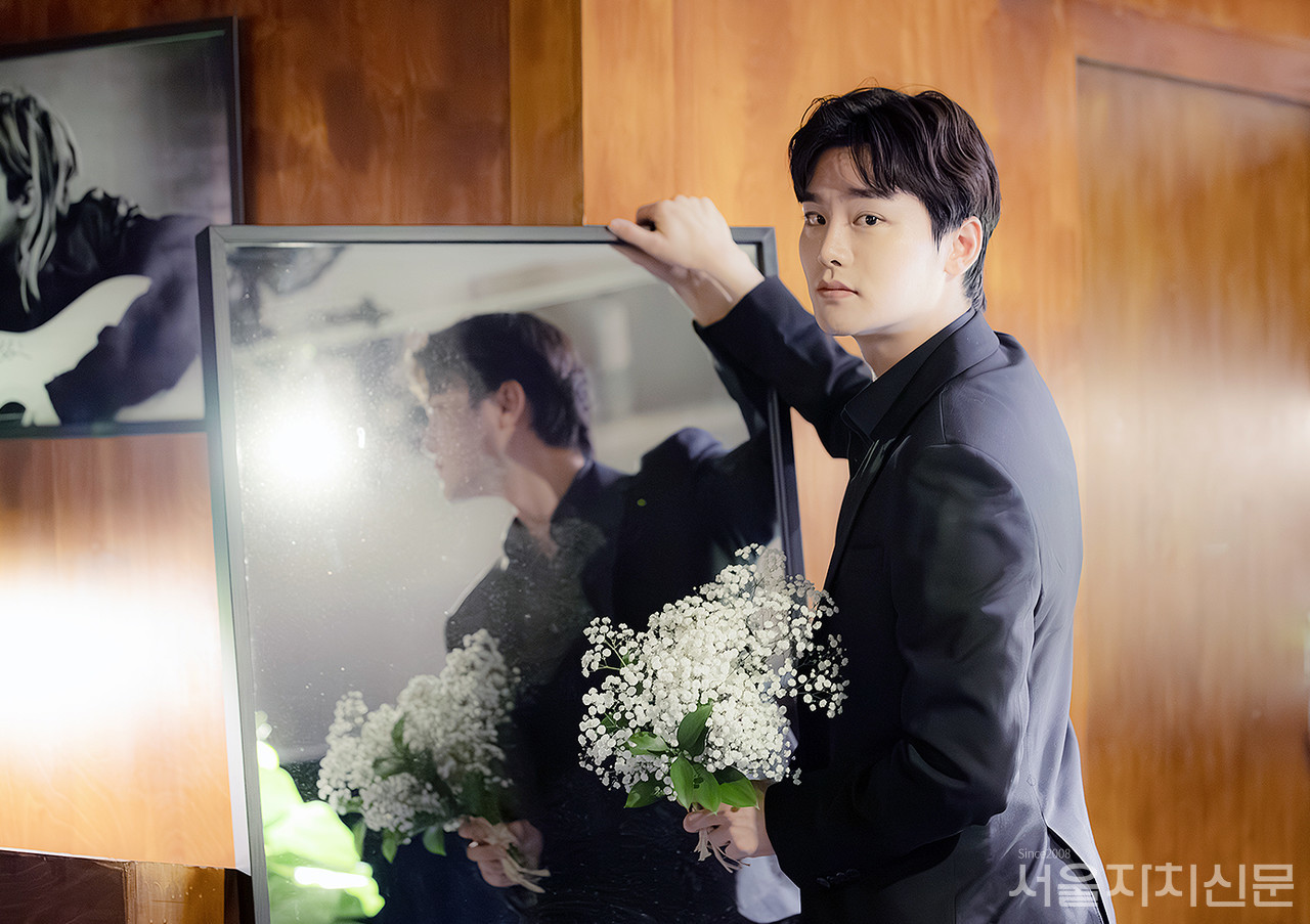 ▲ 배우 최정우가 인터뷰에 앞서 포즈를 취하고 있다. ㅣ사진 ⓒ 김수현 기자