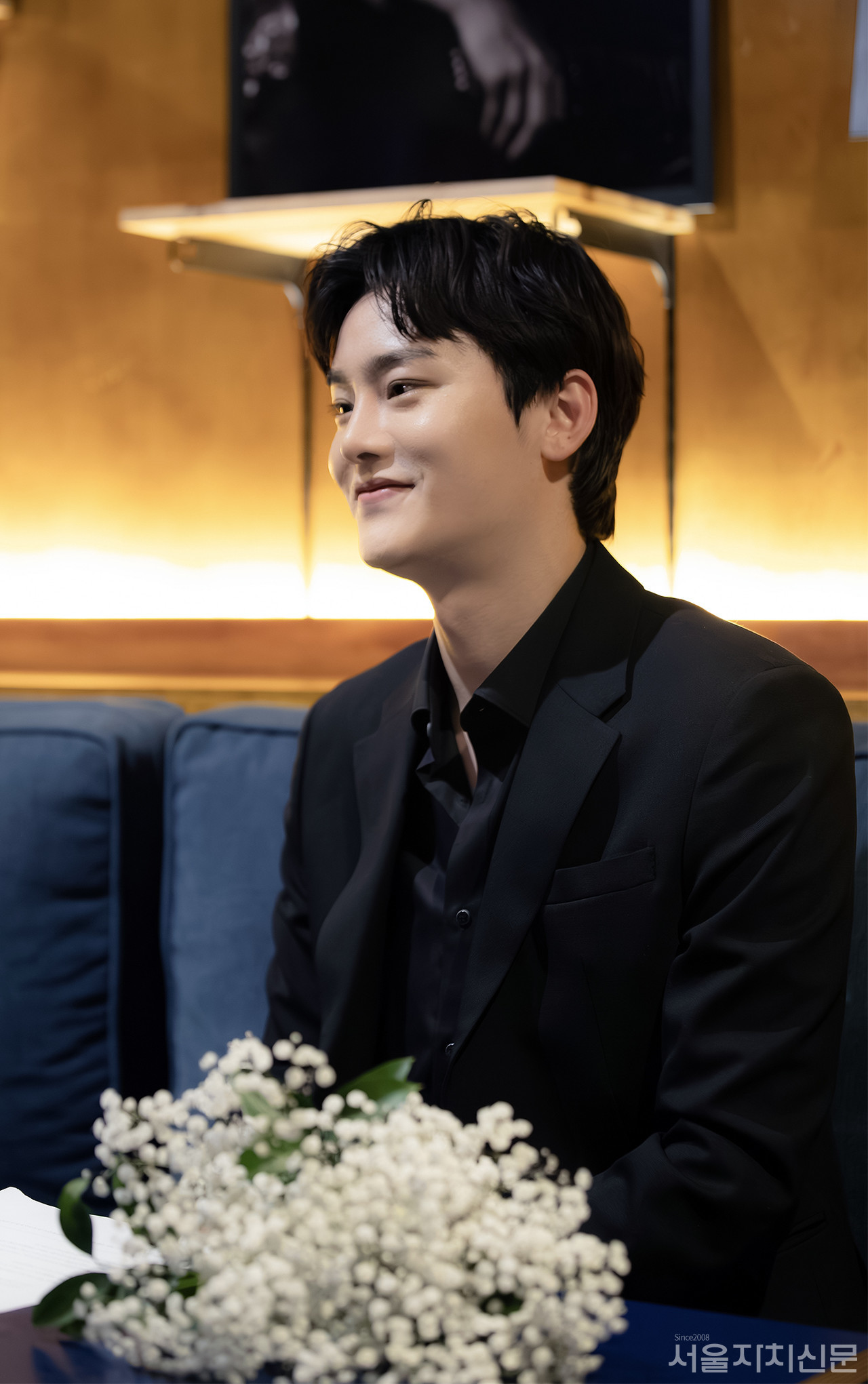 ▲ 배우 최정우가 인터뷰에 앞서 포즈를 취하고 있다. ㅣ사진 ⓒ 김수현 기자