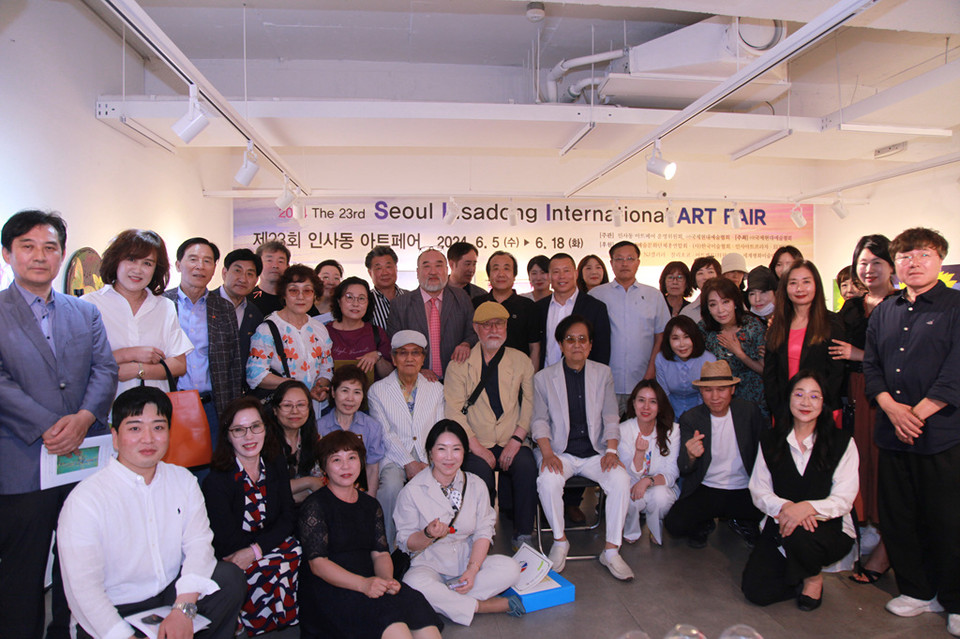 2024 인사동 국제 아트페어 참여작가 단체사진