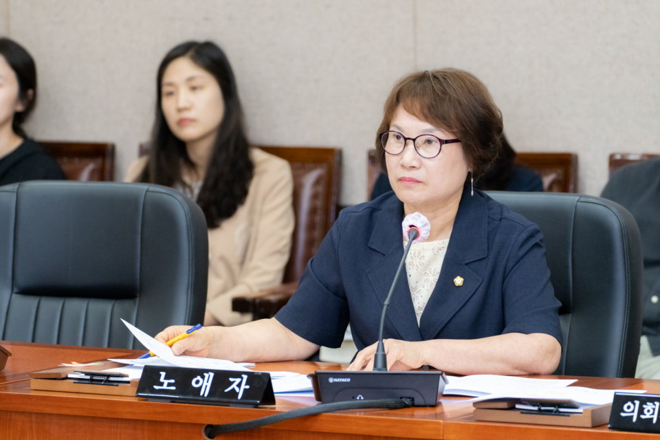 강남구의회 노애자 의원이 제319회 제1차 정례회 운영위원회 제1차 회의에서 발언하고 있다.