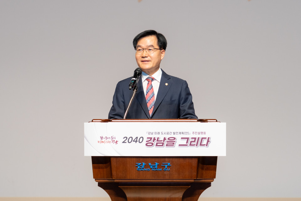 19일 제2차 주민설명회에서 인사말을 하고 있는 한윤수 운영위원장