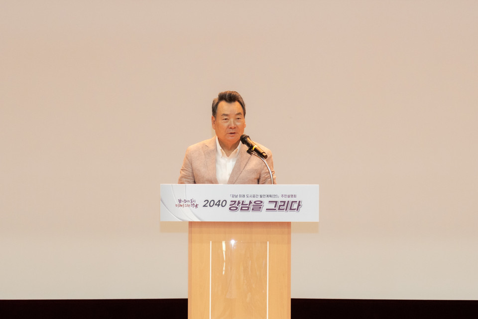 27일 제3차 주민설명회에서 인사말을 하고 있는 김형대 의장
