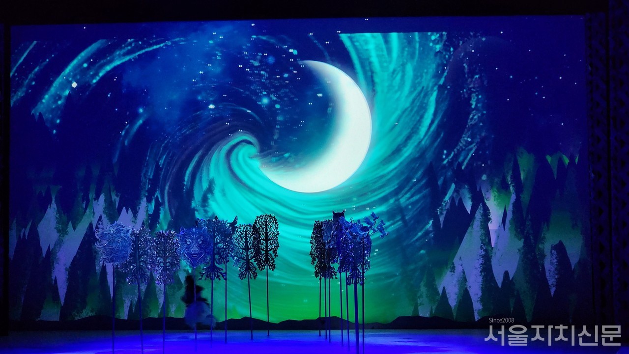 ▲ '만신 : 페이퍼 샤먼' 무대 ㅣ 서울자치신문 DB