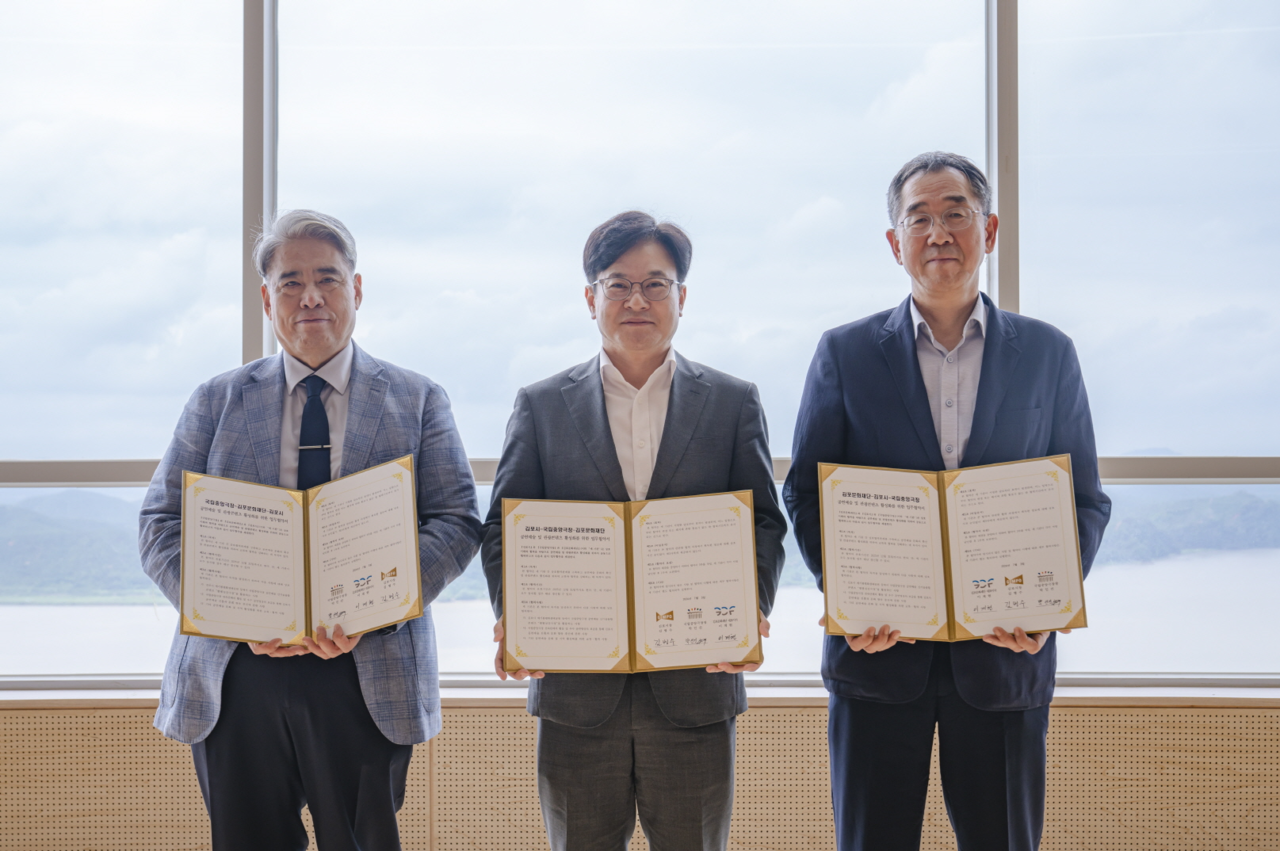 ▲ 국립중앙극장-김포시-김포문화재단 업무협약(MOU) 체결식(좌)국립중앙극장장 박인건, (중앙)김포시장 김병수, (우)김포문화재단 대표이사 이계현