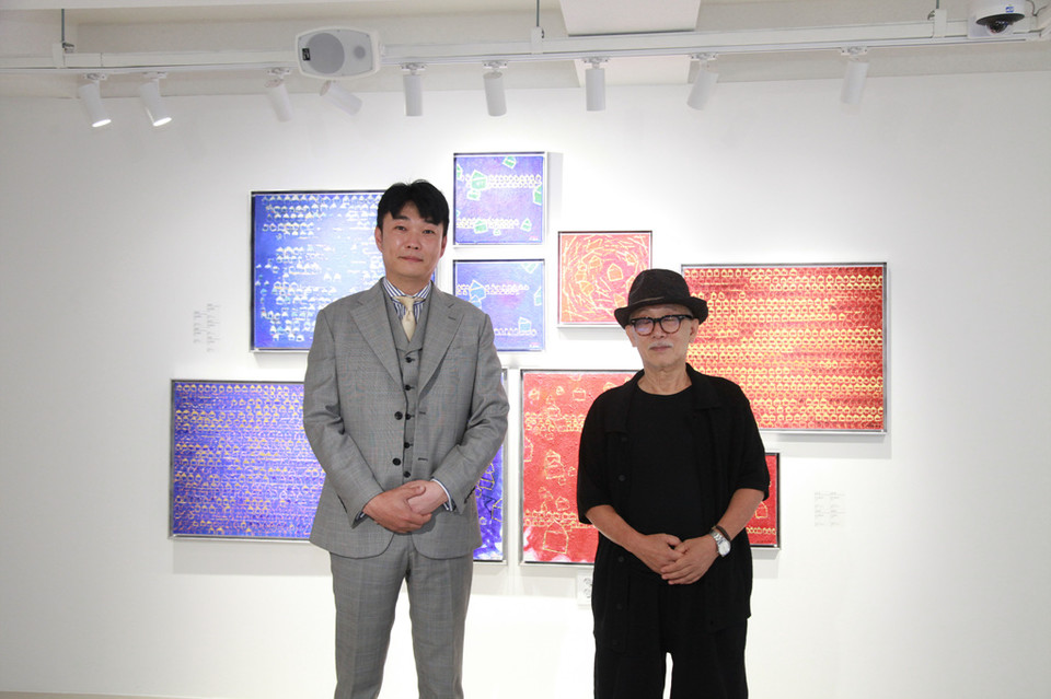 우주(宇宙) 우리동네展 - 왼쪽부터 아트한갤러리 유상원 대표, 김부견 작가