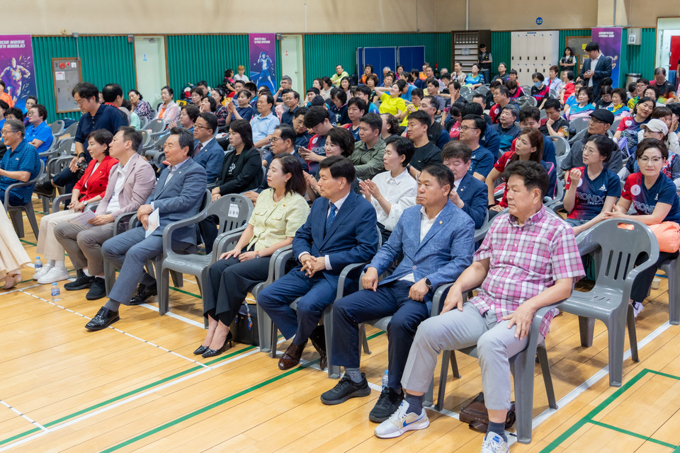 대회에 참석한 강남구의회 의원들 (첫 번째 줄 좌측에서 3번째 김형대 의장, 우측에서 3번째 전인수 부의장, 2번째 황영각 복지도시위원장 )