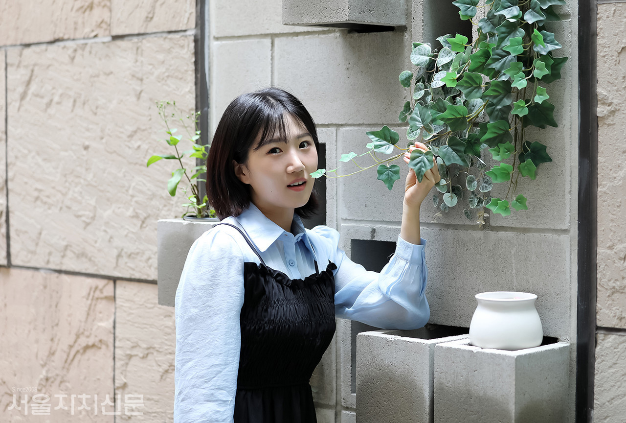 ▲ 배우 김단이가 인터뷰에 앞서 사진 촬영을 진행 중이다.