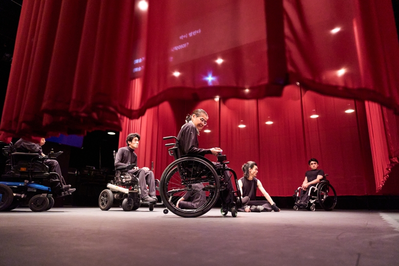 ▲ 연극 '인정투쟁; 예술가 편'ㅣ 제공 두산아트센터