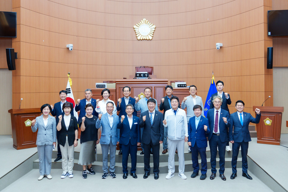 강남구의회 의원들이 양구군 의원들과 기념촬영을 하고 있다.(앞줄 우측에서 4번째 이호귀 의장, 7번째 복진경 부의장, 3번째 이동호 운영위원장, 좌측에서 3번째 김현정 복지문화위원장