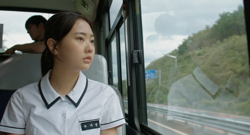 열일곱 소년소녀의 당돌한 첫사랑을 담은 보도스틸. 마노엔터테인먼트 제공