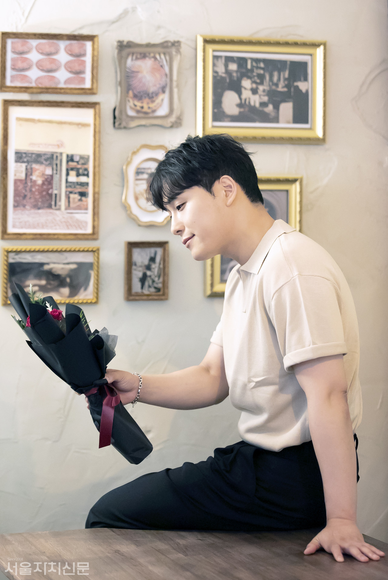 ▲ 배우 백기범이 인터뷰에 앞서 포즈를 취하고 있다. ㅣ사진 ⓒ 김수현 기자