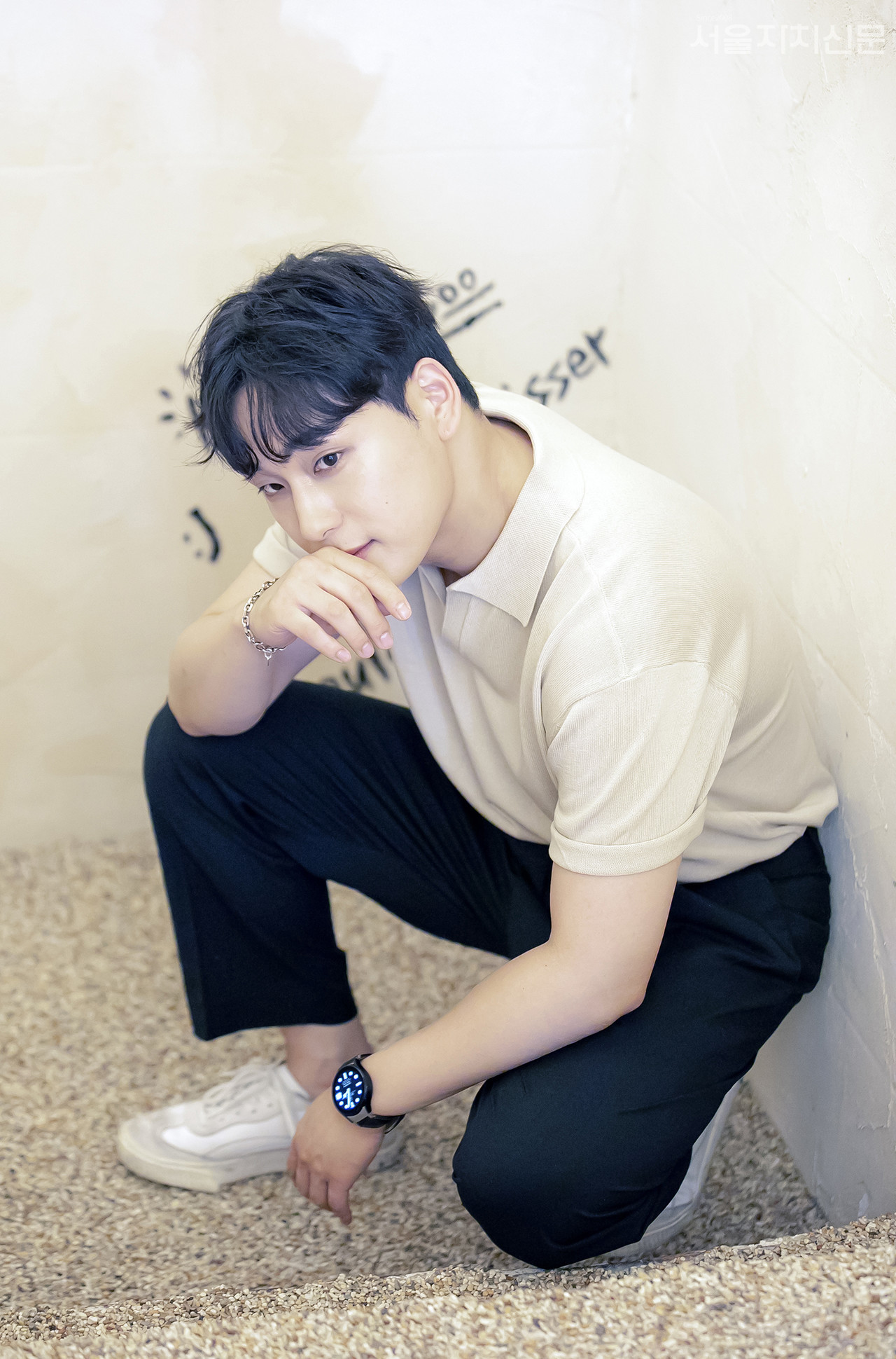 ▲ 배우 백기범이 인터뷰에 앞서 포즈를 취하고 있다. ㅣ사진 ⓒ 김수현 기자