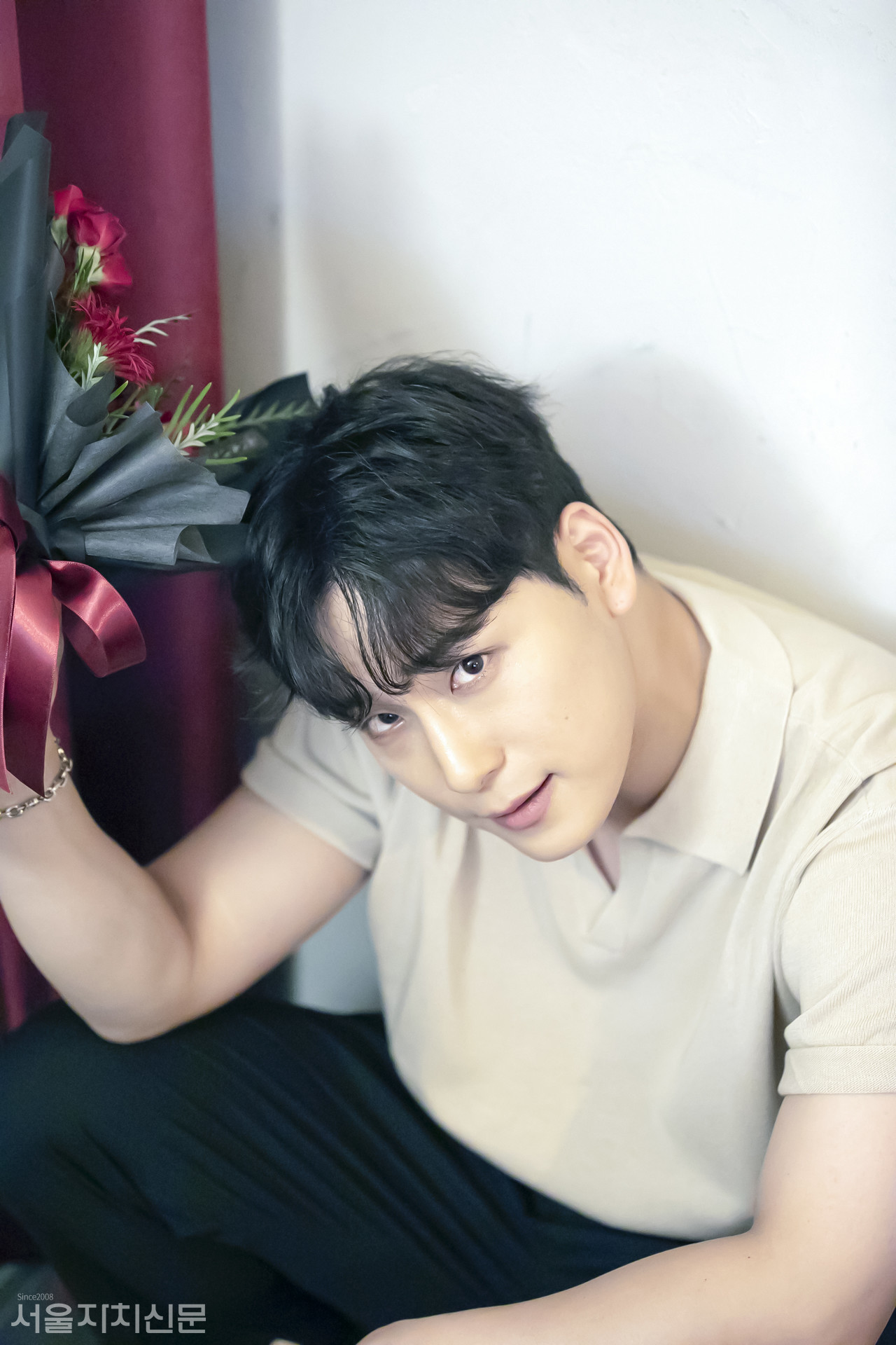 ▲ 배우 백기범이 인터뷰에 앞서 포즈를 취하고 있다. ㅣ사진 ⓒ 김수현 기자