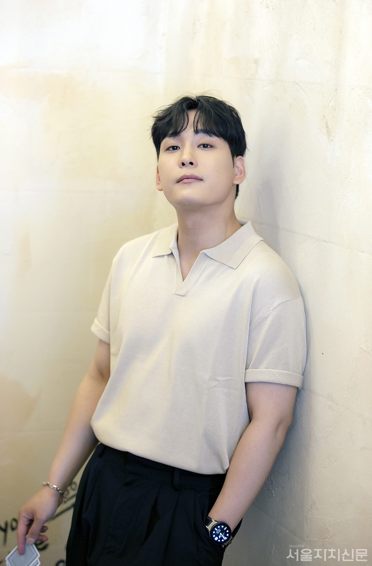 ▲ 배우 백기범이 인터뷰에 앞서 포즈를 취하고 있다. ㅣ사진 ⓒ 김수현 기자