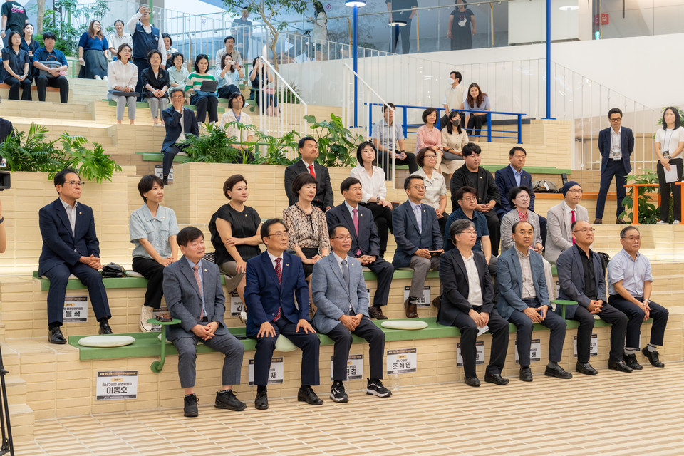 사업경과보고를 청취하고 있는 강남구의회 의원들(첫 번째 줄 좌측에서 3번째 복진경 부의장, 1번째 이동호 운영위원장, 두 번째 줄 좌측에서 1번째 강을석 행정안전위원장, 2번째 이도희 경제도시위원장, 3번째 김현정 복지문화위원장)
