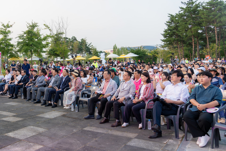 공연을 관람하고 있는 강남구의회 의원들