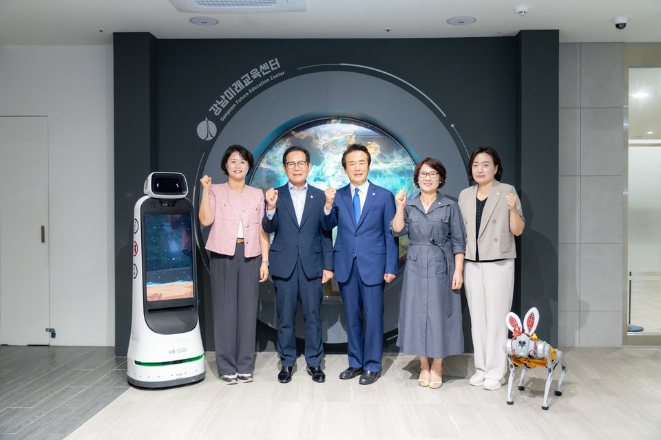 지난 6일 행정안전위원회 위원들이 시설 견학 후 기념촬영을 하고 있다.(좌측에서 2번째 강을석 행정안전위원장)