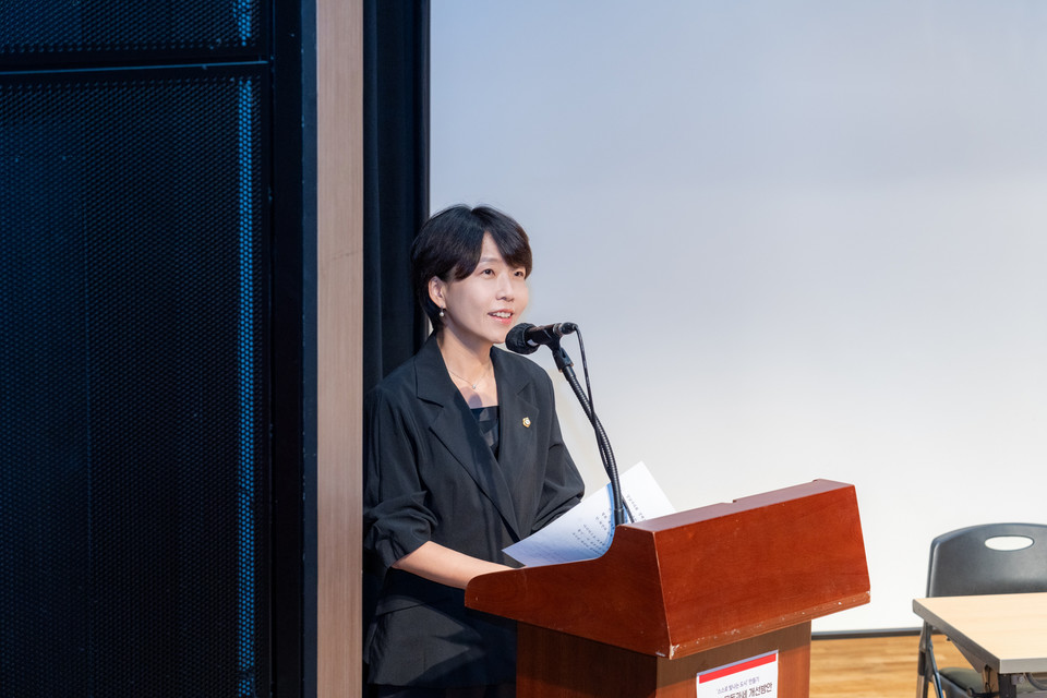 정책토론회에서 개회사를 하는 이도희 경제도시위원장