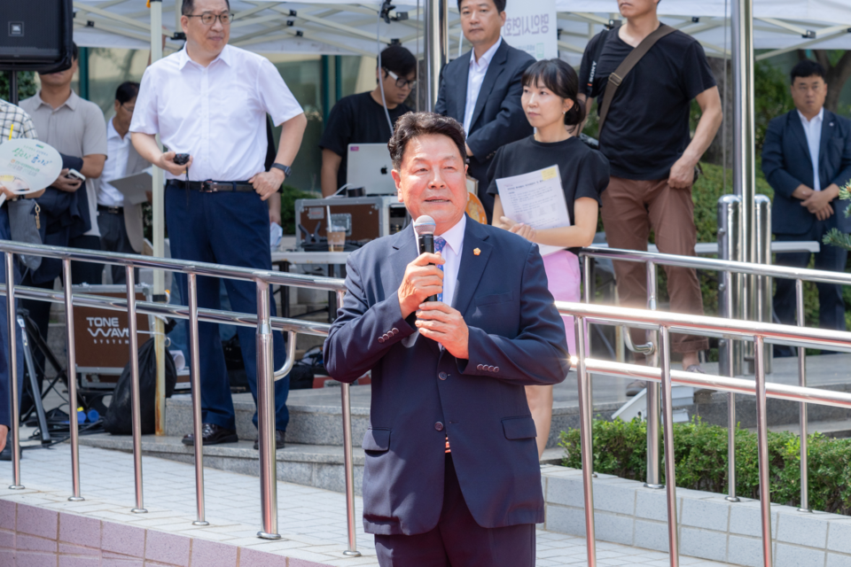 이호귀 의장이 직거래 장터에서 축사를 하고 있다.