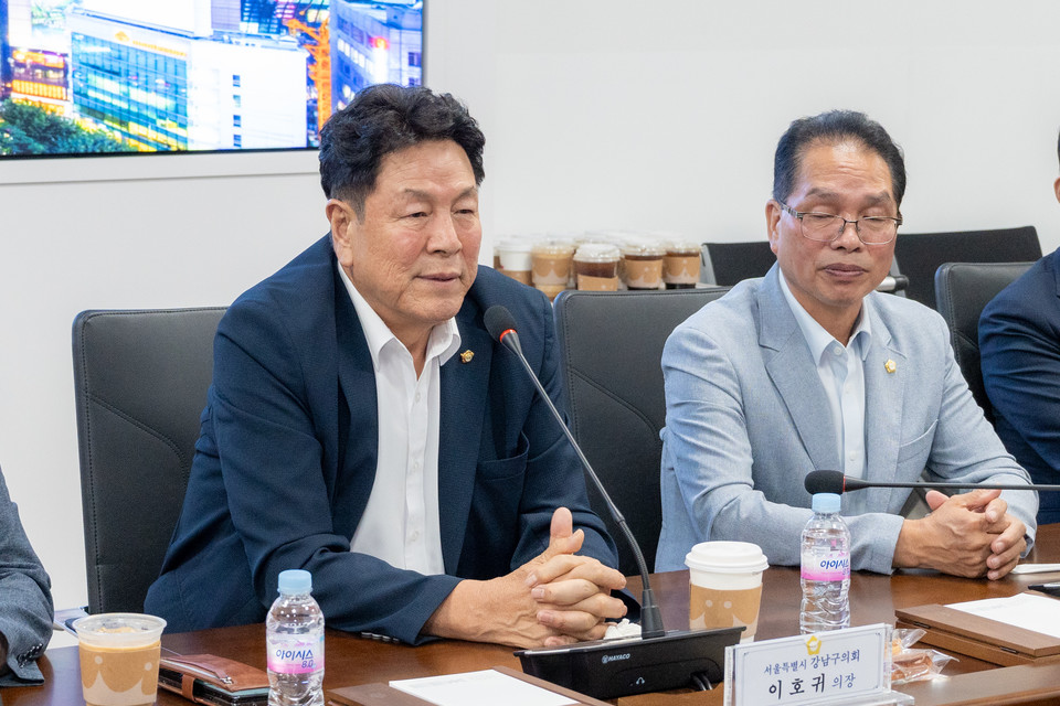 간담회에서 인사말을 하는 이호귀 의장