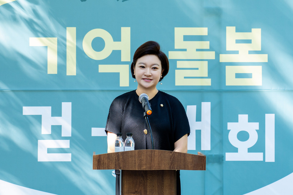 24일 도산공원에서 열린 ‘제3회 강남시니어 기억·돌봄 걷기대회’에서 김현정 복지문화위원장이 축사를 하고 있다.