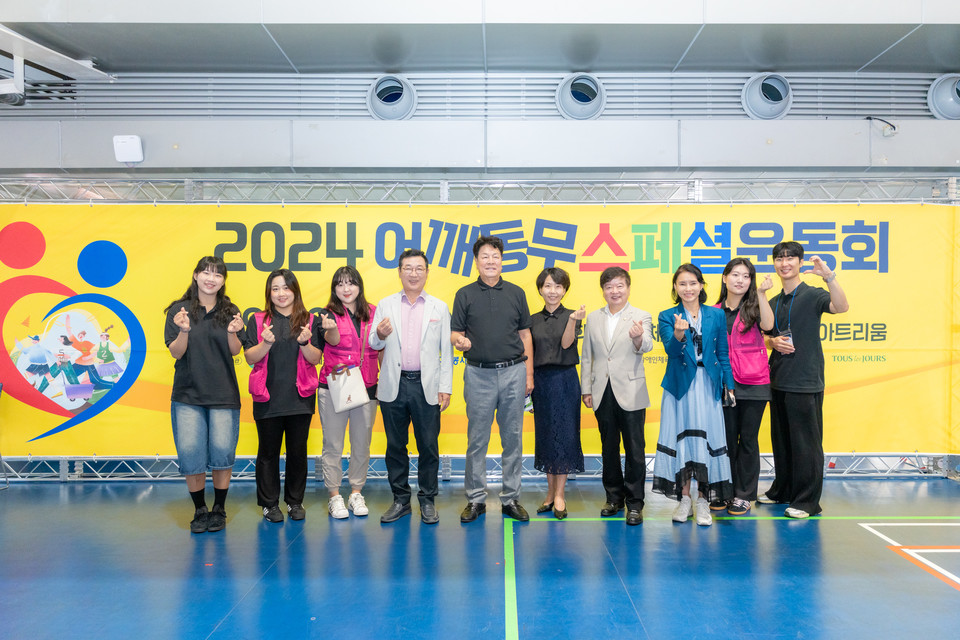 운동회에 참석한 강남구의회 의원들 (좌측에서 5번째 이호귀 의장, 우측에서 4번째 이동호 운영위원장, 5번째 이도희 경제도시위원장 )