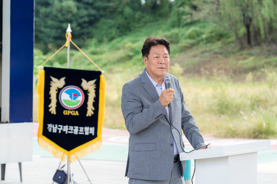 27일 탄천파크골프장에서 열린 ‘제10회 강남구협회장배 파크골프대회’ 에서 강남구의회 이호귀 의장이 축사를 하고 있다.