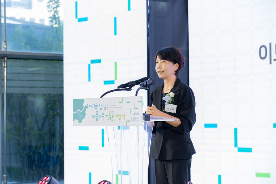 27일 코엑스에서 열린 ‘제13회 강남구 아름다운 건축물 시상식’에서 이도희 도시경제위원장이 축사를 하고 있다.