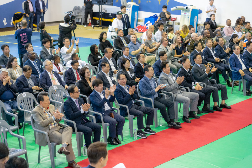 행사에 참석한 강남구의회 의원들(첫 번째 줄 좌측에서 6번째 이호귀 의장, 4번째 복진경 부의장, 3번째 이동호 운영위원장, 2번째 강을석 행정안전위원장)