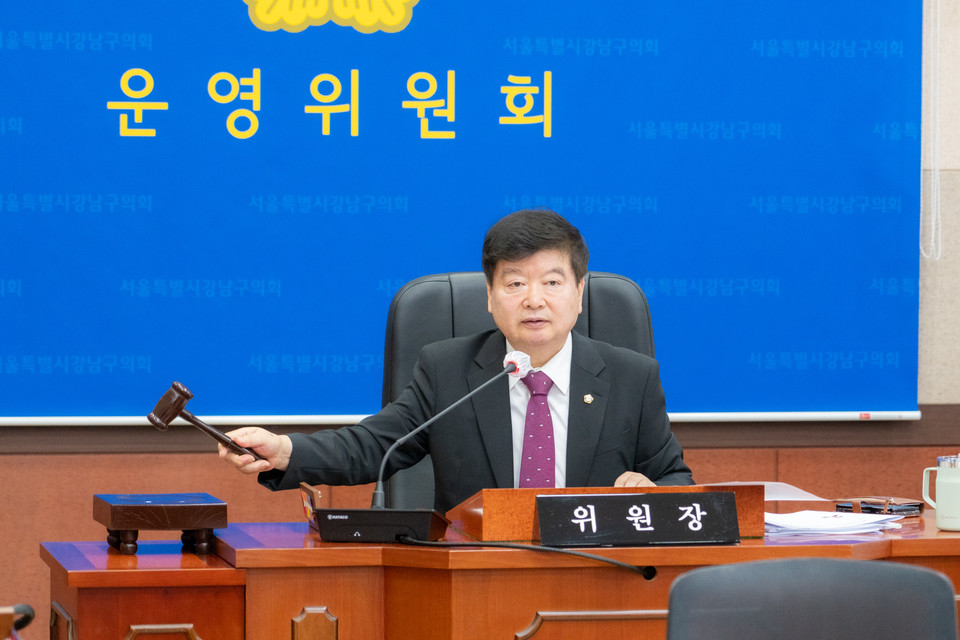 회의를 진행 중인 이동호 운영위원장