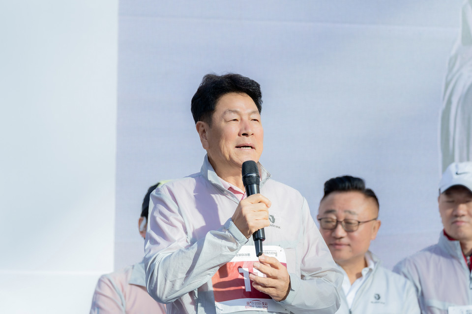 지난 10월 3일 열린 ‘제21회 국제평화마라톤’에서 이호귀 의장이 축사를 하고 있다.