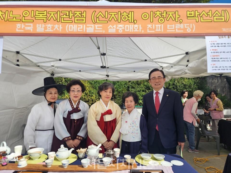 인기상을 수상한 강남구 대치노인복지관팀과 김형재 서울시의원