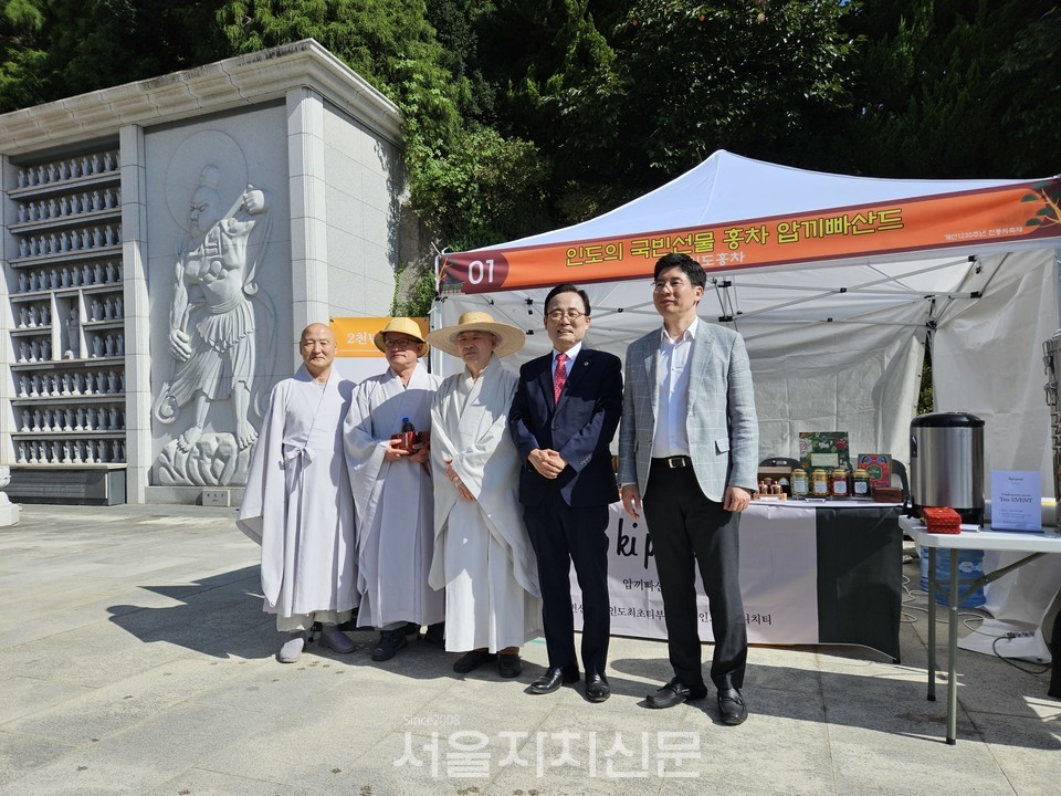 왼쪽에서 세번째가 봉은사 원명 주지스님, 네번째가 김형재 서울시의원, 오른쪽이 인도 홍차 압끼빠산드로 출전한  부산인도문화원장  정덕민 교수