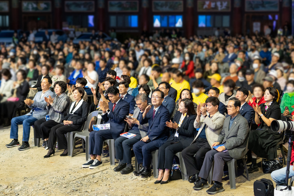 지난 9일 봉은사에서 열린 ‘산사음악회’에 참석한 강남구의회 의원들. (첫 번째 줄 우측에서 2번째 이동호 운영위원장, 1번째 강을석 행정안전위원장, 두 번째 줄 좌측에서 1번째 이도희 경제도시위원장, 2번째 김현정 복지문화위원장)