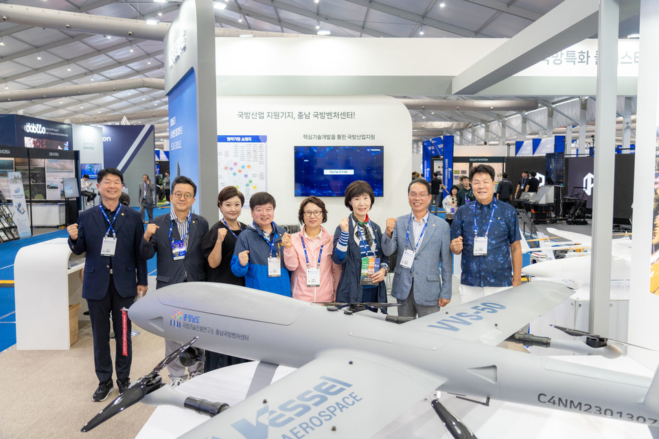 단체사진 (좌측에서 1번째 이호귀 의장, 2번째 복진경 부의장, 좌측에서 4번째 이동호 운영위원장, 3번째 김현정 복지문화위원장)