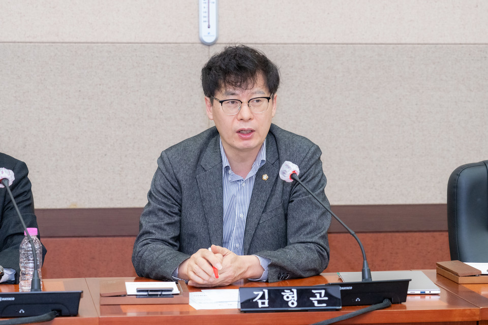 부위원장에 선출된 김형곤 윤리특별위원회 부위원장